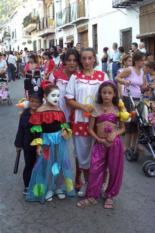 La joventut de festa i el policia posant orde